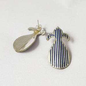Motif earrings