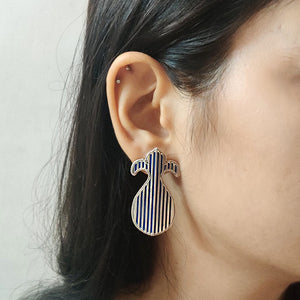 Motif earrings