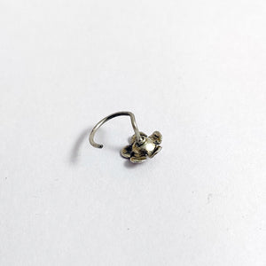 Tiny flower nose pin