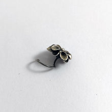 Flourish nose pin