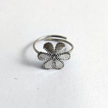 Flower power toe ring