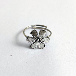 Flower power toe ring