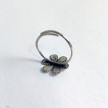 Flower power toe ring