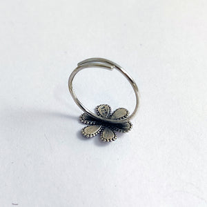 Flower power toe ring