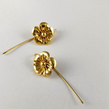 Flor gold toned.