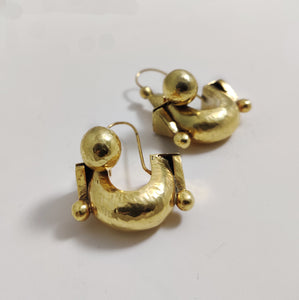 U earrings