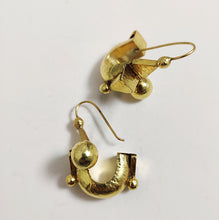 U earrings