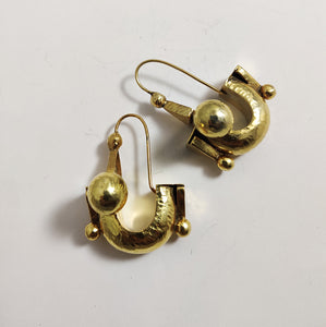U earrings