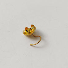 Black enamel flower nose pin