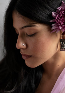 Crescent nose pin