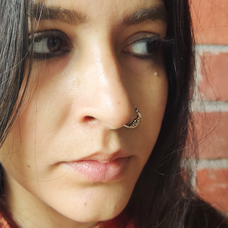 Which side of the nose should store a man pierce
