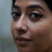 Tiny flower nose pin