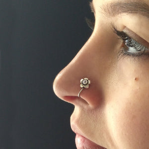 Tiny flower nose pin
